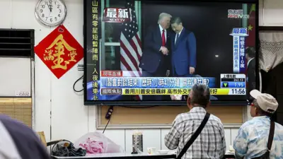 2025 年 10 月 30 日,台北民眾收看新聞節目,畫面顯示美國總統唐納·川普與中國國家主席習近平在南韓會晤。
