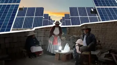 Warga Pampa Clemesí, di Peru bagian selatan, mengandalkan senter ketika melewati kegelapan.