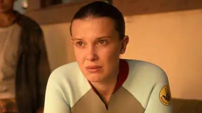 Netflix'in Stranger Things dizisinin beşinci sezonunda görülen Millie Bobby Brown.