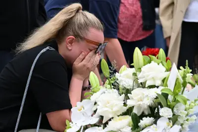 बोंडी बीच पर श्रद्धांजलि देते लोग