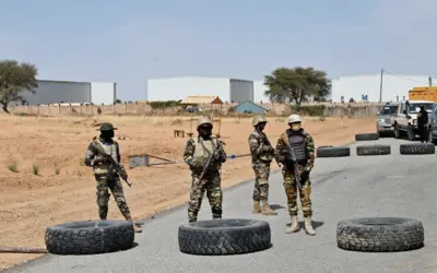 Des hommes en uniforme à un poste de contrôle au Niger