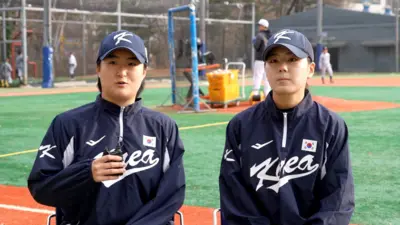 김현아, 박주아 두 선수가 야구장에서 인터뷰에 응하고 있다