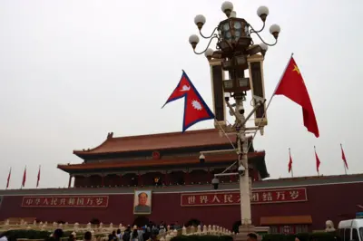 चीनमा नेपाल र चीनका झन्डा