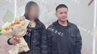 Vang eski eşiyle yan yana ayakta kameraya poz verirken