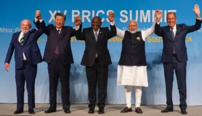 Presidentes do Brasil, China, África do Sul, Índia e o ministro das relações exteriores da Rússia tiram foto juntos em reunião dos Brics