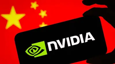手机上显示的辉达公司标识，背景是中国国旗