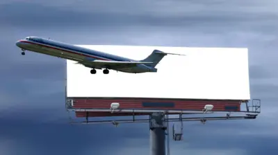 Imagem de um avião que parece decolar de um outdoor em branco, em dia de céu cinzento