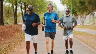 Três homens fazendo caminhada