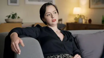 تصویر ترانه علیدوستی نشسته روی مبل در حال گفت‌وگو با دوربین 