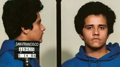 Bir erkeğin polis tarafından çekilen sabıka fotoğrafında saçları uzamış görünüyor. Bir karşıya bir de yandan fotoğraf var.