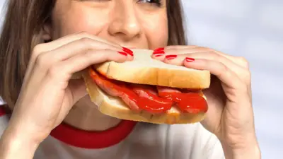 زنی در حال ساندویچ خوردن