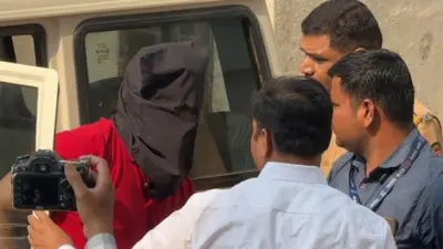 शुक्रवार (24 अप्रैल) को जब अभियुक्तों को अदालत में पेश किया गया, तब पत्रकारों की भारी भीड़ जुटी थी