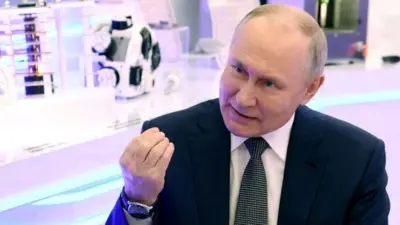 ロシア国営テレビでバイデン氏について話すプーチン氏