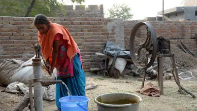 ਪਾਣੀ ਭਰਦੀ ਹੋਈ ਔਰਤ