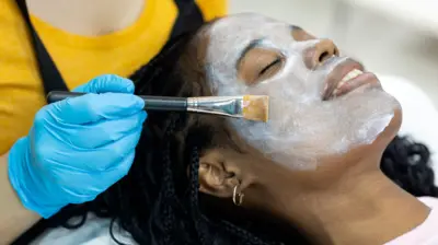 Mulher recebe aplicação de máscara facial