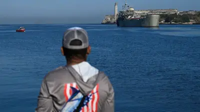 Una persona de espaldas, frente al mar, en Cuba