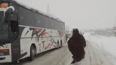 یک بس مسافر بری در مسیر میدان وردک -کابل