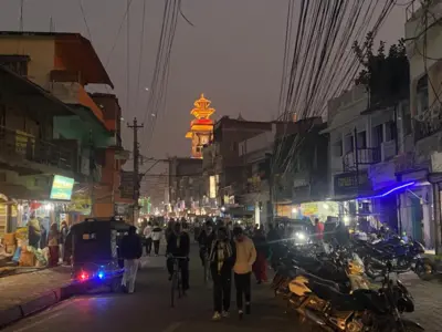 वीरगन्जको घण्टाघर पृष्ठभूमीमा देखिने साँझको समयमा लिइएको तस्बीर