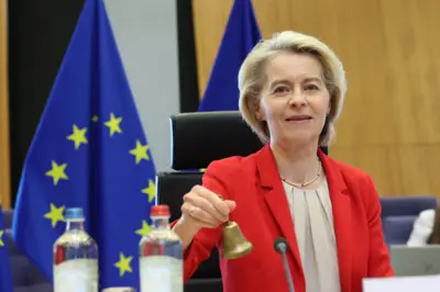 Avrupa Komisyonu Başkanı Ursula von der Leyen, Brüksel'de düzenlenen Avrupa Komiserleri Kurulu toplantısının başlangıcını müjdeleyen zili çalarken.