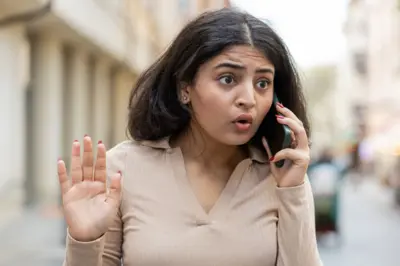 ਇੱਕ ਲੜਕੀ ਮੋਬਾਇਲ 'ਤੇ ਗੱਲ ਕਰਦੀ ਹੋਈ