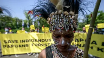 Perwakilan masyarakat adat Awyu menggelar aksi di depan kantor Mahkamah Agung, Jakarta, 27 Mei lalu. 
