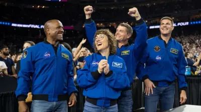 Itsinda rigize Artemis II ririmo kwishimana n'abafana mu mukino wa basketball wa za kaminuza i Houston muri leta ya Texas