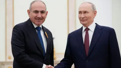 Россия президенти Владимир Путин (ўнгда) ва Арманистон бош вазири Пашинян учрашув вақтида. 1 апрел 2026 йил