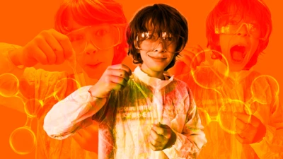 dete u laboratorijskom mantilu sa epruvetom i pipetom 