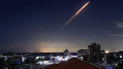 ईरान से दागी गई एक मिसाइल की तस्वीर, मध्य गज़ा पट्टी के बुरेजी शरणार्थी शिविर के ऊपर आसमान में ली गई है 