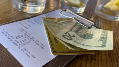 20-dolarowy banknot pozostawiony jako napiwek na rachunku w amerykańskiej restauracji