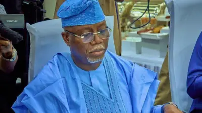 Gomina Lucky Aiyedatiwa wọ agbada olomi buluu ati fila