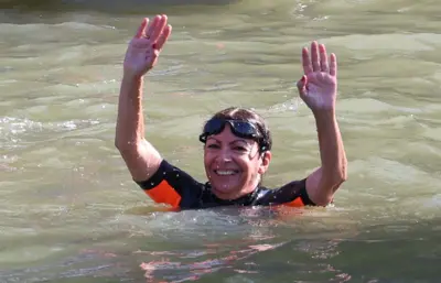 Anne Hidalgo na água