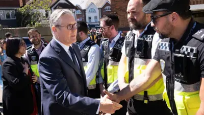 Premier Keir Starmer spotkał się z ratownikami z Shomrim North West London podczas wizyty w Golders Green po ataku nożownika, w którym rannych zostało dwóch mężczyzn ze społeczności żydowskiej; obaj są w stabilnym stanie, a rząd zapowiedział 25 mln funtów na wzmocnienie bezpieczeństwa tej społeczności.
