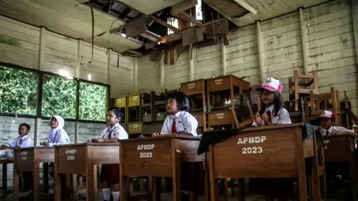 Sejumlah siswa mengikuti Masa Pengenalan Lingkungan Sekolah (MPLS) di SD Negeri 01 Petuk Katimpun, Palangka Raya, Kalimantan Tengah, Senin (13/07).