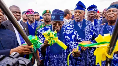 Aarẹ Bola Tinubu wọ agbada adirẹ nibi to ti ṣi papakọ ofurufu Gateway International l'Ogun, Gomina ipinlẹ Ogun, Dapo Abiodun ati Gomina tẹlẹri ipinlẹ naa, Oloye Olusegun Osoba, naa wọ iru agbada kan naa pẹlu aarẹ