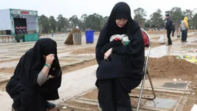 دوه مېرمنې لیدل کېږي