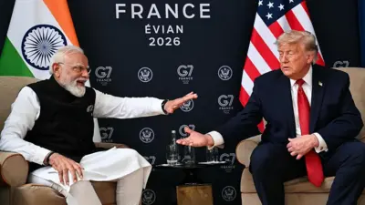 डोनाल्ड ट्रंप और नरेंद्र मोदी एक दूसरे से हाथ मिला रहे हैं