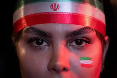 आईआरजीसी इंटेलिजेंस के प्रमुख माजिद खादेमी के जनाज़े में शिरकत करती एक महिला प्रदर्शनकारी (तस्वीर: 8 अप्रैल)