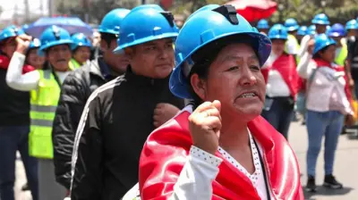 Mujer obrera durante una protesta