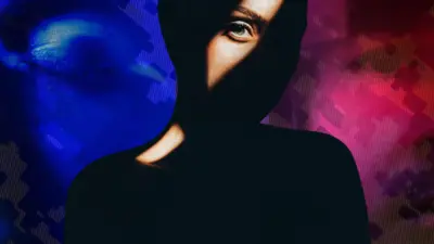 Чорна фігура жінки до пояса, видно тільки око. Фігура по центру, а по боках її шматки облич інших жінок - одне з них синє із закритим оком, інше - рожеве із відкритим оком, видно також ніс і губи