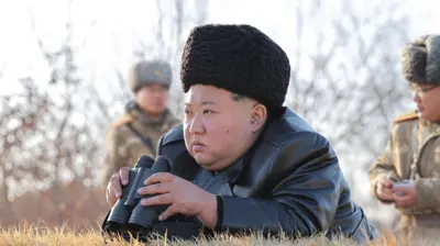تُظهر صورة نشرتها وكالة الأنباء المركزية الكورية الشمالية الرسمية (KCNA) الزعيم الكوري الشمالي كيم جونغ أون وهو يُشرف على مناورة لإطلاق صواريخ كروز استراتيجية في بحر كوريا الغربي في موقع غير مُعلن في كوريا الشمالية