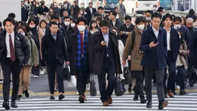 Pessoas caminhando em Tóquio