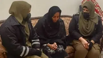 سربجیت کور د دوو ښځينه پولیسو په منځ کې سرټيټې ناسته ده.