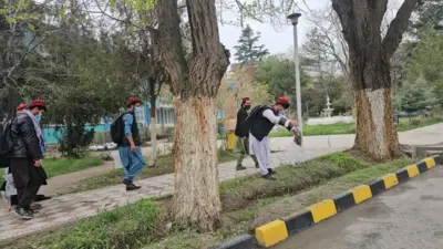 دانشجویان در حال پاک‌کاری دانشگاه کابل