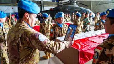 Force Commander (FC)/Head of Mission UNIFIL Mayor Jenderal Diodato Abagnara (kiri) meletakkan foto prajurit TNI yang gugur saat upacara pelepasan dan penghormatan tiga jenazah personel penjaga perdamaian Indonesia yang tergabung dalam misi United Nations Interim Force in Lebanon (UNIFIL) di Hanggar Lebanese Air Force, Beirut Lebanon, Kamis (2/4/2026). UNIFIL menyelenggarakan upacara Memorial Service sebagai bentuk penghormatan terakhir kepada tiga prajurit TNI yang gugur dalam misi perdamaian dunia di Lebanon Selatan, sebelum dipulangkan ke tanah air. 
