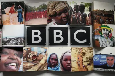 Le logo de la British Broadcasting Corporation (BBC), le service public audiovisuel britannique, est visible sur la photo prise le 1er février 2018 au bureau de la BBC pour l'Afrique de l'Est à Nairobi. (Illustration)