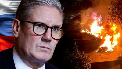 Solda ve sağda Sir Keir Starmer'ın resmini içeren kompozit bir görüntü, kendisiyle bağlantılı mülklere yapılan kundaklama saldırılarından biri olan bir arabayı gösteren bir videodan bir fotoğraf. Sir Keir'in görüntüsünün arkasında bir Rus bayrağı var.