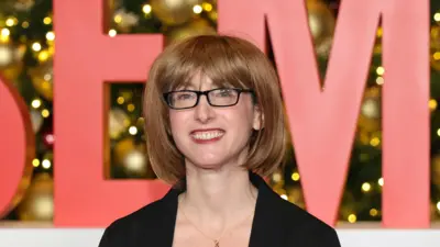 Freida McFadden comparece à exibição de The Housemaid em Nova York, no número 787 da Seventh Ave, em 02 de dezembro de 2025, na cidade de Nova York
