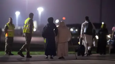 ۲۰۲۱، انتقال افغان ها توسط طیاره‌های نظامی بریتانیا از افغانستان به این کشور.