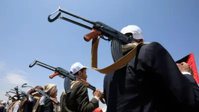 Arday hubaysan ayaa ka qeyb galay isu-soo-bax lagu taageerayo xayiraadda badeed ee Xuutiyiintu ku soo rogeen Sacuudiga, magaalada Sanca ee Yemen, 22-ka Luulyo 2026.
